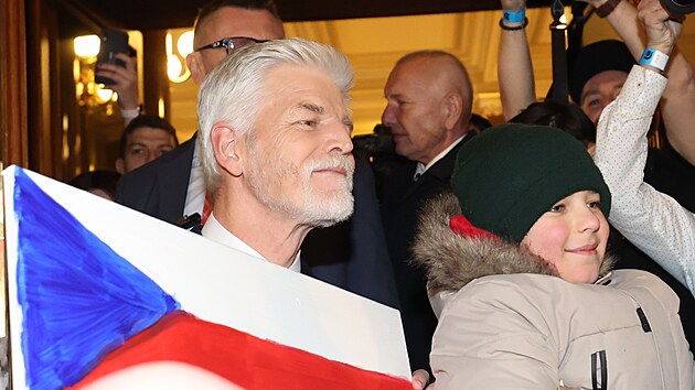 Nov�m prezidentem �e�i zvolili Petra Pavla. Na �ad� m�st se za��n� oslavovat....