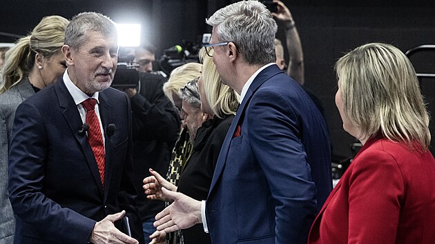 Před superduelem na CNN Prima News si kandidát Andrej Babiš potřásl rukou s politikem Karlem Havlíčkem z ANO.