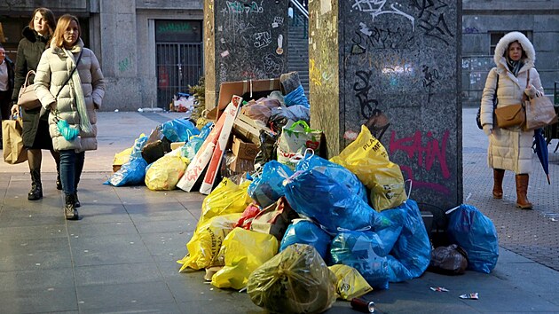 Kvli stvce popel zaplavily ulice chorvatskho Zhebu odpadky. (25. ledna 2023)