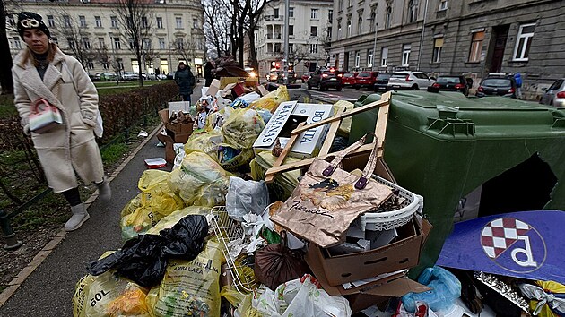 Kvůli stávce popelářů zaplavily ulice chorvatského Záhřebu odpadky. (25. ledna 2023)