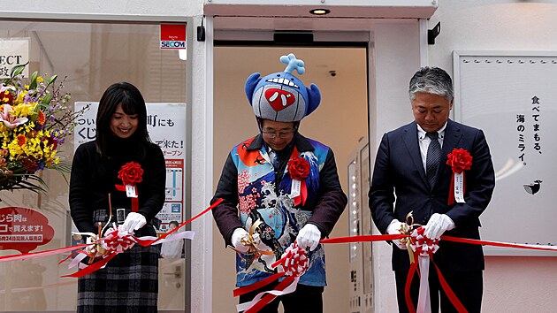 Hideki Tokoro (uprosted), prezident japonsk velrybsk spolenosti Kyodo Senpaku, slavnostn stih psku pi pleitosti zprovoznn prvnch automat na velryb maso v japonsk Jokoham. (24. ledna 2023)