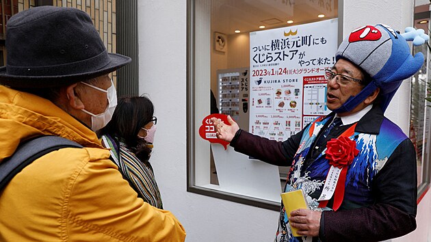 Hideki Tokoro, prezident japonsk velrybsk spolenosti Kyodo Senpaku, hovo s prvnmu zkaznky velrybch automat v japonsk Jokoham (24. ledna 2023)