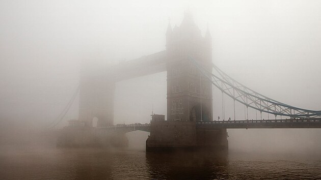 Tower Bridge se vynouje skrz londnsk smog v den rekordnho zneitn...