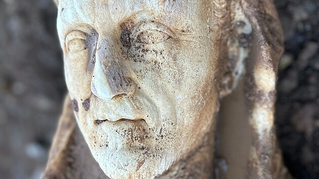 V Itálii našli antickou sochu Herkula. Objevila se při opravě kanalizace -  iDNES.cz