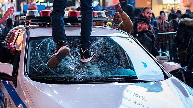 V reakci na zveřejnění záběrů z brutálního zásahu pětice amerických policistů proti černošskému řidiči Tyre Nicholsovi se v několika amerických městech demonstrovalo proti policejní brutalitě.(27. ledna 2023)