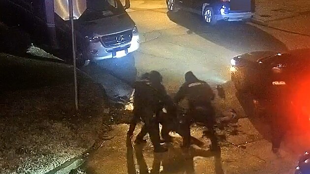 Úřady amerického města Memphis zveřejnily obrazový materiál zachycující brutální zásah policistů ze 7. ledna, v jehož důsledku zemřel černošský řidič Tyre Nichols. (27. ledna 2023)