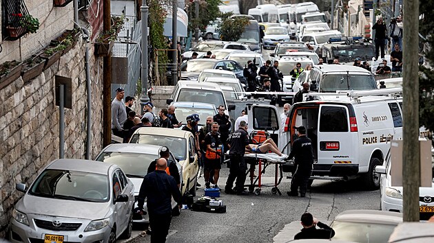 Izraelské bezpečnostní síly na místě dalšího útoku v Jeruzalémě. Teprve třináctiletý Palestinec postřelil dva lidi. (28. ledna 2023)