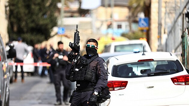 Izraelské bezpečnostní síly na místě dalšího útoku v Jeruzalémě. Teprve třináctiletý Palestinec postřelil dva lidi. (28. ledna 2023)