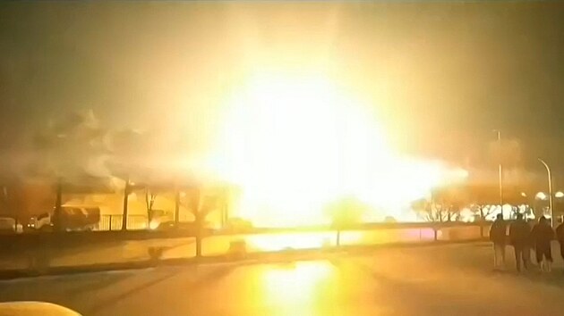 Snímky explozí v íránském Isfahán. Íránské ministerstvo obrany uvedlo, že na zdejší zbrojovku zaútočily tři dony. (29. ledna 2023)