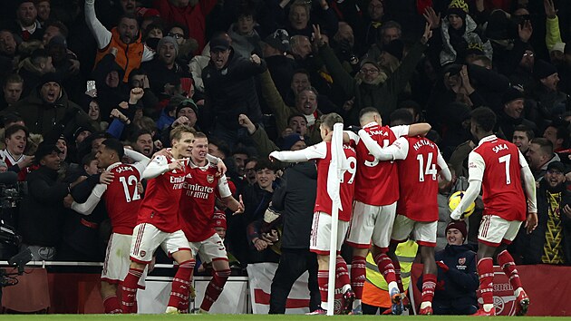 Fotbalisté Arsenalu se radují z vítězného gólu v domácím utkání s Manchesterem...