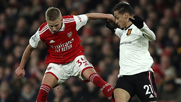 Ukrajinsk obrnce londnskho Arsenalu Oleksandr Zinenko klikuje ped zlonkem Antonym v domcm utkn s Manchesterem United.