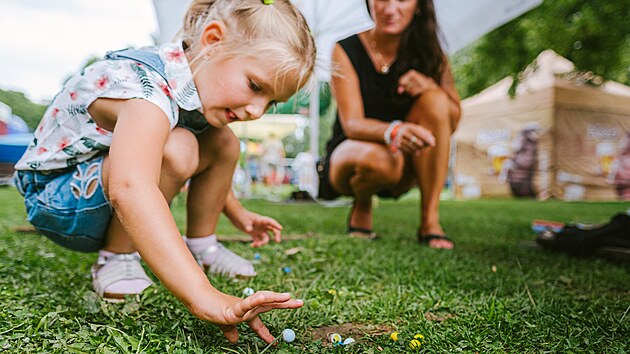 Festival Zptky v ase je pleitost vrtit se o pr let zptky a ut si den pln radosti a smchu s lidmi, kter mte rdi.