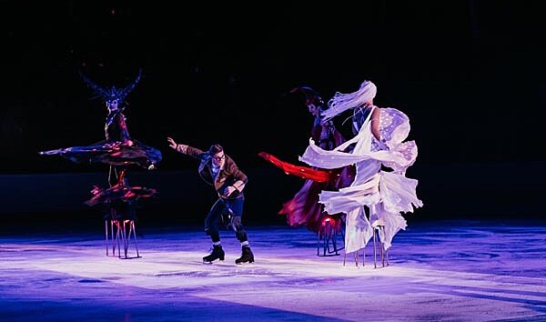 Cirkus Varius na ledě je seskupením umělců nejlepších světových cirkusů, kteří své umění ještě povýšili a přenesli ho na ledovou plochu.