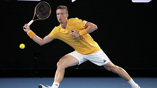 Jiří Lehečka se napřahuje k úderu ve čtvrtfinále Australian Open.