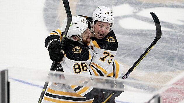 David Pastrk (vlevo) a Charlie McAvoy se raduj z glu Bostonu proti Florid.