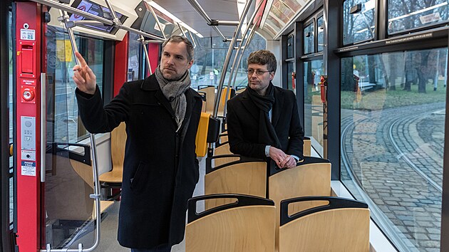 Praha a Dopravn� podnik Praha p�edstavily speci�ln� tramvaj u p��le�itosti 30. v�ro�� zvolen� V�clava Havla �esk�m prezidentem. Z�rove� tramvaj p�ipom�n� nejv�t�� �sp�chy �eska za posledn�ch 30 let, jako jsou vstup do NATO, v�t�zstv� hokejist� na olympijsk�ch hr�ch v Naganu nebo vstup do Evropsk� unie. Zleva: Zden�k H�ib, prim�tor, Jan �urovsk�, technick� �editel dopravn�ho podniku Praha (26. ledna 2023)