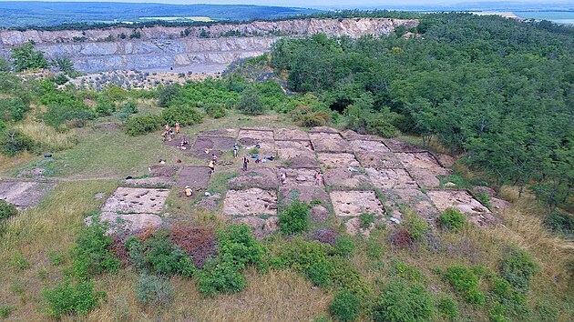 Na kopci Leskoun u Moravského Krumlova dřív pracovali i archeologové, kteří zde zkoumali pozůstatky pravěkého opevnění.