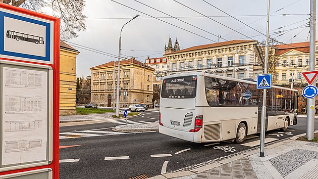 Po rekonstrukci křižovatky Fortna u zimního stadionu v Hradci Králové vznikly nové společné zastávky pro MHD a meziměstskou autobusovou dopravu. (5. 1. 2023)