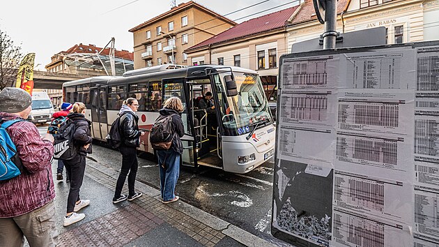 Jedna ze starch zastvek mezimstsk autobusov dopravy na Pospilov td, odkud mus cestujc pekonat k MHD nkolik set metr. (5. ledna 2023)