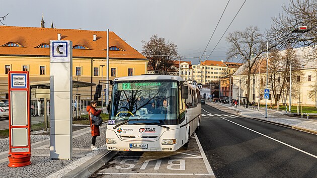 Po rekonstrukci kiovatky Fortna u zimnho stadionu v Hradci Krlov vznikly nov spolen zastvky pro MHD a mezimstskou autobusovou dopravu. (5. ledna 2023)