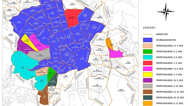 Modrou barvou jsou vyznaeny oblasti, kde u je parkovn regulovan, jinmi barvami oznaeny ulice, kde se letos zavede.