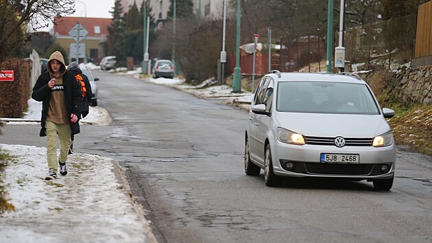 Řidiči v Hybrálecké ulici často najíždějí do protisměru, aby se vyhnuli nerovnostem na silnici. Rekonstrukce ulice má být největší investicí do oprav vozovek v letošním roce v Jihlavě.