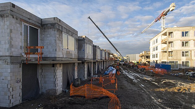 V areálu bývalé Tesly jsou připraveny první byty. Další etapa výstavby pokračuje. (24. ledna 2023)