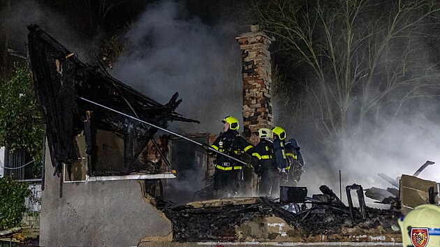 Při tragickém požáru obydlené chaty v Dolní Lhotě v Ostravě zahynuli dva lidé. Z plamenů hasiči vynesli už jen ohořelá těla. Příčina vzniku požáru se zatím vyšetřuje. (24. ledna 2023)