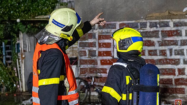 Při tragickém požáru obydlené chaty v Dolní Lhotě v Ostravě zahynuli dva lidé. Z plamenů hasiči vynesli už jen ohořelá těla. Příčina vzniku požáru se zatím vyšetřuje. (24. ledna 2023)