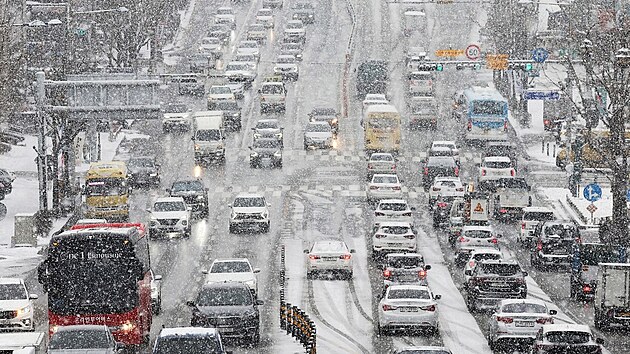 Sněhová kalamita způsobila v jihokorejském Soulu dopravní komplikace. (26. ledna 2023)