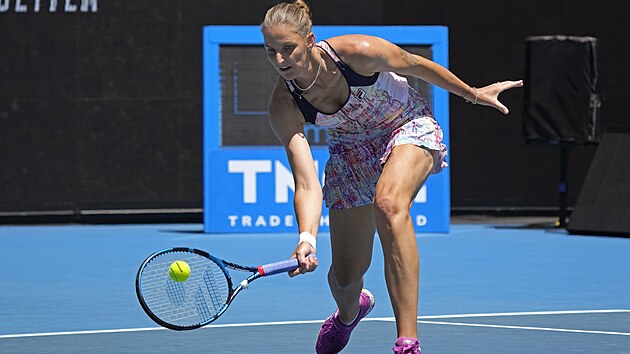 Karolna Plkov hraje forhend v osmifinle Australian Open.