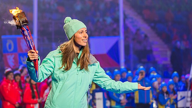 Vrchlabsk snowboardistka Eva Adamczykov v Hradci Krlov zapaluje ohe pi 20. ronku Olympidy dt a mldee.