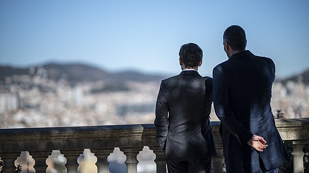 Francouzsk prezident Emmanuel Macron a panlsk premir Pedro Snchez se prochzej ulicemi Barcelony. (19. ledna 2023)