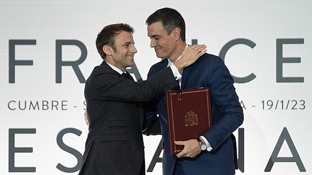 Francouzsk prezident Emmanuel Macron a panlsk premir Pedro Snchez v Barcelon podepsali smlouvu o ptelstv a spoluprci. (19. ledna 2023)