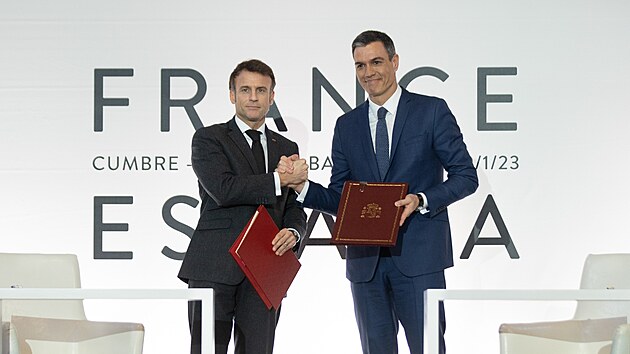 Francouzsk prezident Emmanuel Macron a panlsk premir Pedro Snchez v Barcelon podepsali smlouvu o ptelstv a spoluprci. (19. ledna 2023)