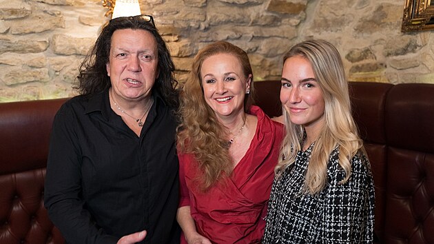 Richard Genzer, Linda Finková a jejich dcera Viktorie (Praha, 15. listopadu 2021)