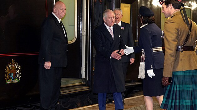 Král Karel III. vystupuje z vlaku na stanici Manchester Victoria (20. ledna 2023)