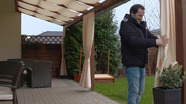 Erik Aresta s manelkou Veronikou nali dtu na trhu, ij stnn na zahradn pergoly. (2023)