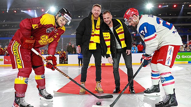 Bratislavsk� Winter Games jsou zah�jeny, slavnostn� buly provedli Mari�nov� Hossa (druh� zleva) a G�bor�k (druh� zprava).