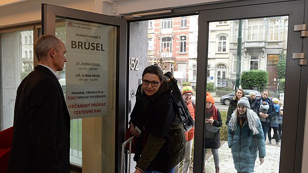 V Bruselu pila k prezidentskm volbm v druhm kole bhem prvnho dne tm tiscovka lid. (27. ledna 2023)
