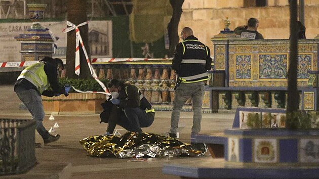Muž na jihu Španělska ve dvou kostelech mečem zranil čtyři osoby a jednu usmrtil. Prokuratura útok vyšetřuje jako teroristický čin. (25. ledna 2023)