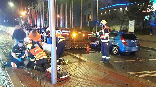 Řidič nákladního auta nedal v Plzni na křižovatce přednost osobnímu vozidlu a doslova ho zdemoloval.