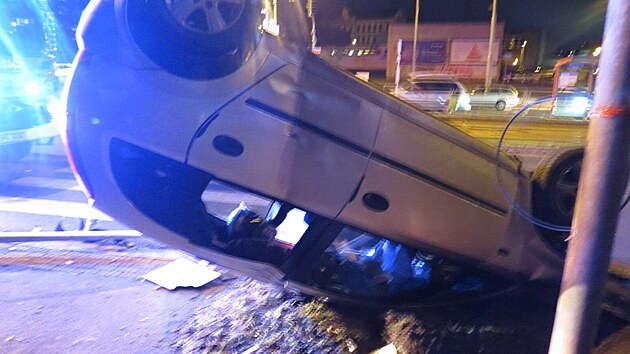 Nehoda v Plzni ve Skvrňanech. Řidič nejprve narazil do sloupu veřejného osvětlení, pak porazil semafor pro chodce a nakonec skončil s autem na střeše.