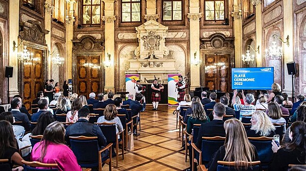 Slavnostní předání zlaté Mezinárodní ceny vévody z Edinburghu se uskutečnilo ve Valdštejnském paláci v Praze.