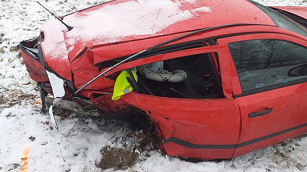 Tragick nehoda na Klatovsku. Pi srce dvou osobnch vozidel zemela mlad ena. Dal tyi lid se zranili.