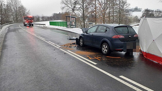 Tragická nehoda na Klatovsku. Při srážce dvou osobních vozidel zemřela mladá žena. Další čtyři lidé se zranili.