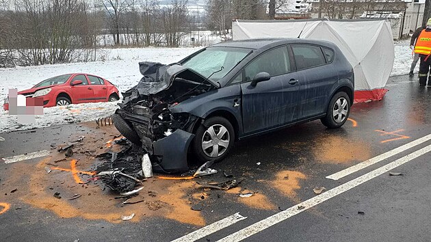 Tragická nehoda na Klatovsku. Při srážce dvou osobních vozidel zemřela mladá žena. Další čtyři lidé se zranili.