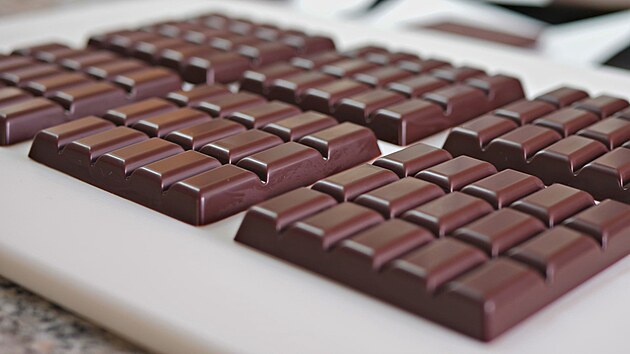 V obnovené čokoládovně vyrábí vlastní čokoládu od kakaového bobu až po tabulku. (23. ledna 2023)