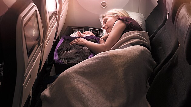 Air New Zealand u nabz tzv. Sky Couch - ti sedadla v economy td promnn v improvizovan lko.