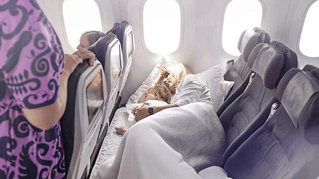 Air New Zealand u nabz tzv. Sky Couch - ti sedadla v economy td promnn v improvizovan lko.